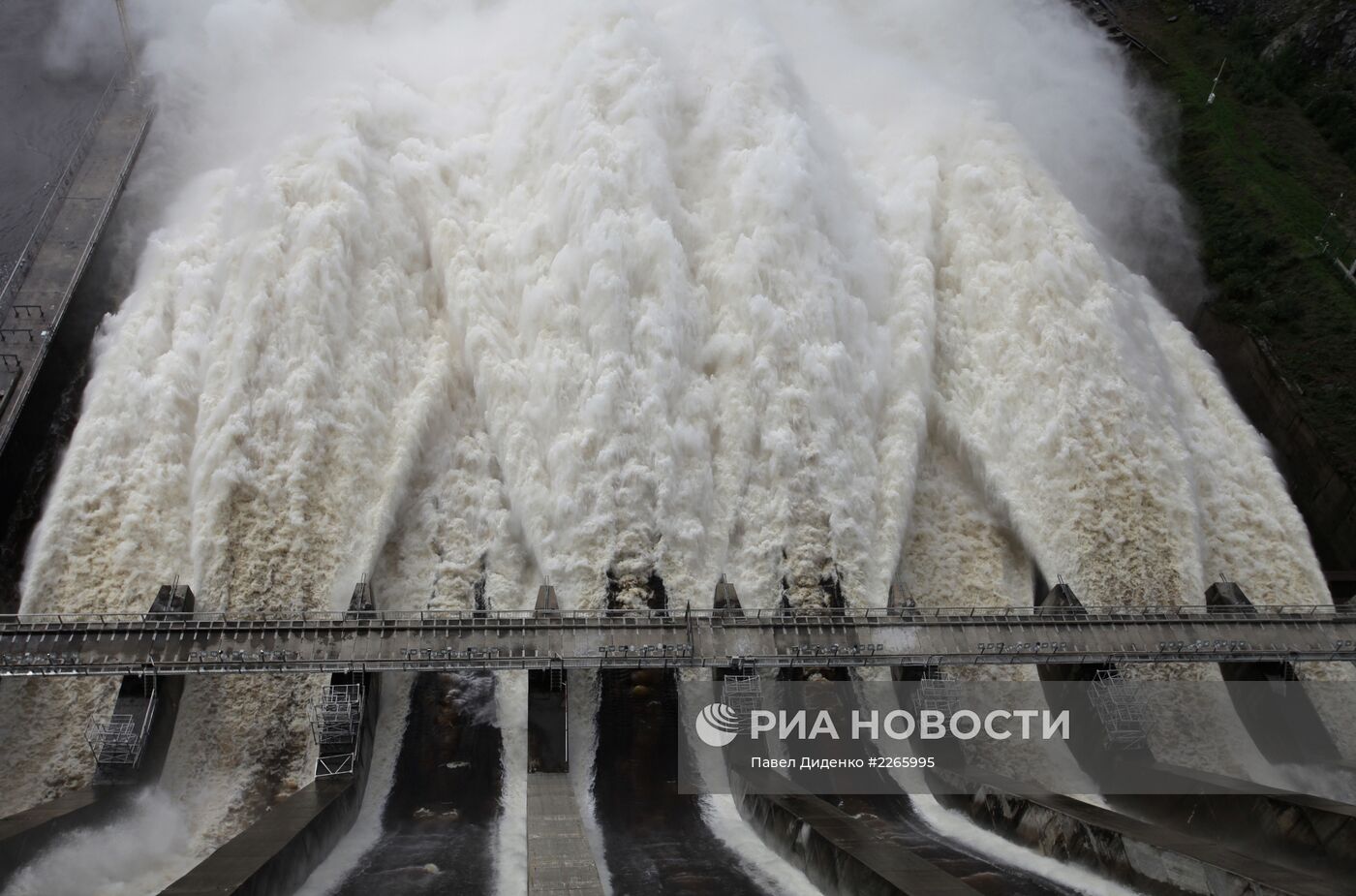 Сброс воды на Зейской ГЭС в Амурской области