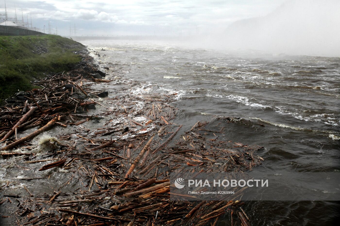 Сброс воды на Зейской ГЭС в Амурской области