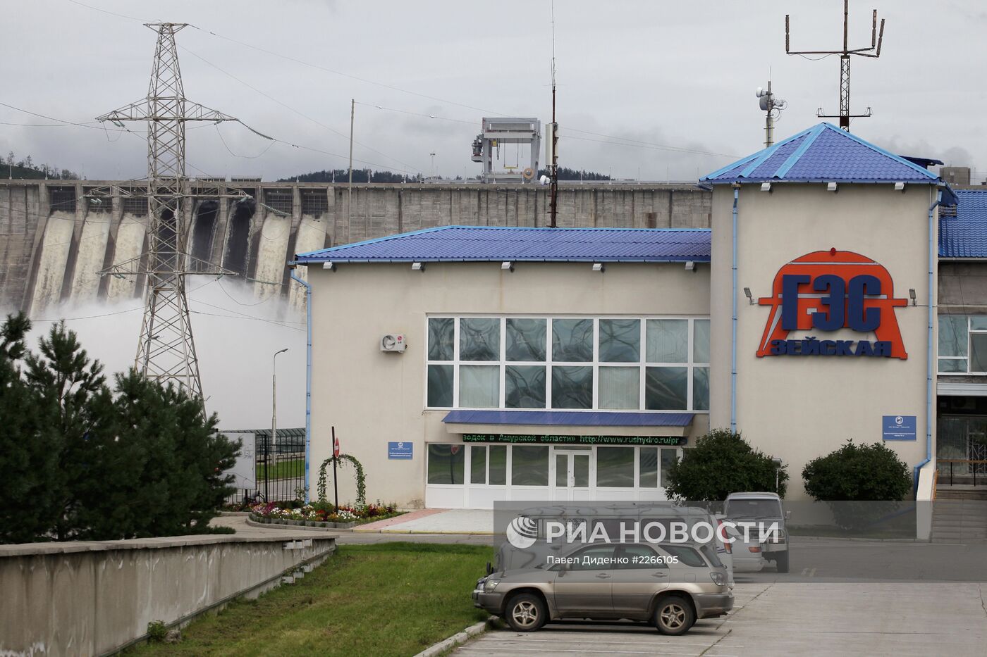 Сброс воды на Зейской ГЭС в Амурской области