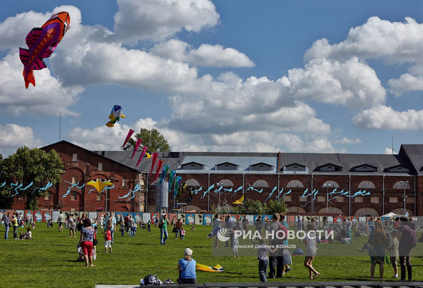 Запуск воздушных змеев в рамках фестиваля "Kite Weekend"