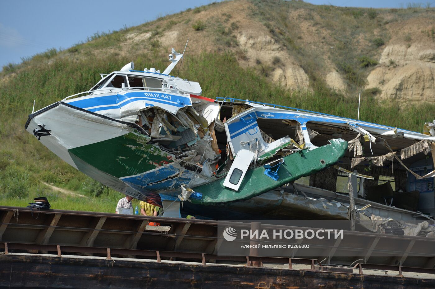 Затонувший на Иртыше теплоход подняли со дна реки