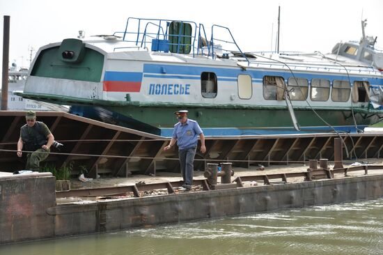 Работы по подъему потерпевшего крушение теплохода на реке Иртыш