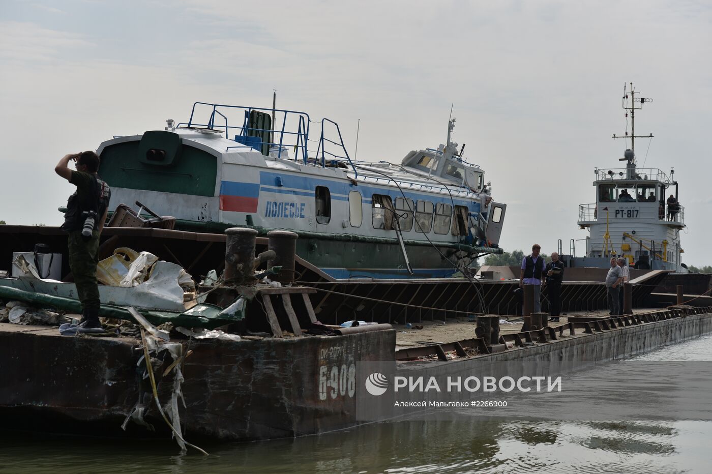 Затонувший на Иртыше теплоход подняли со дна реки