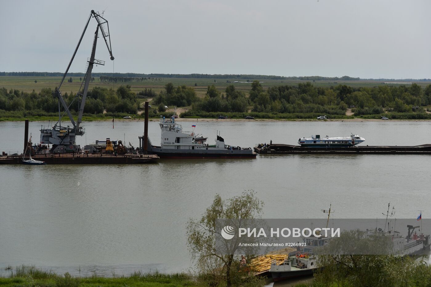 Затонувший на Иртыше теплоход подняли со дна реки | РИА Новости Медиабанк