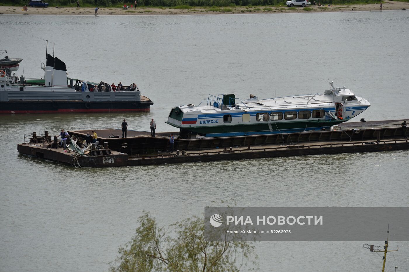 Затонувший на Иртыше теплоход подняли со дна реки