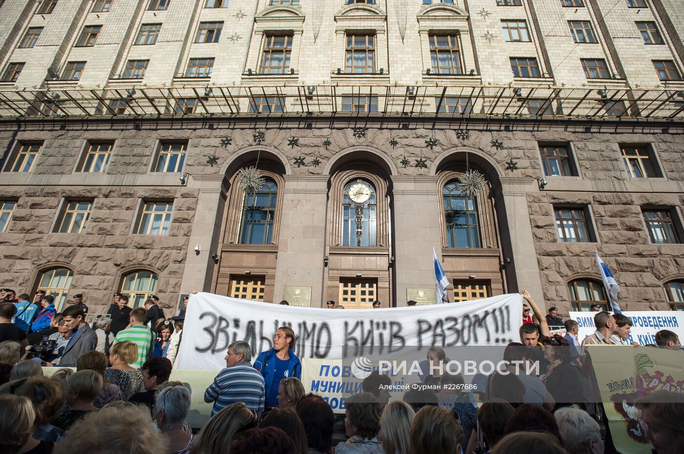 Депутаты от оппозиции штурмуют здание киевского Горсовета