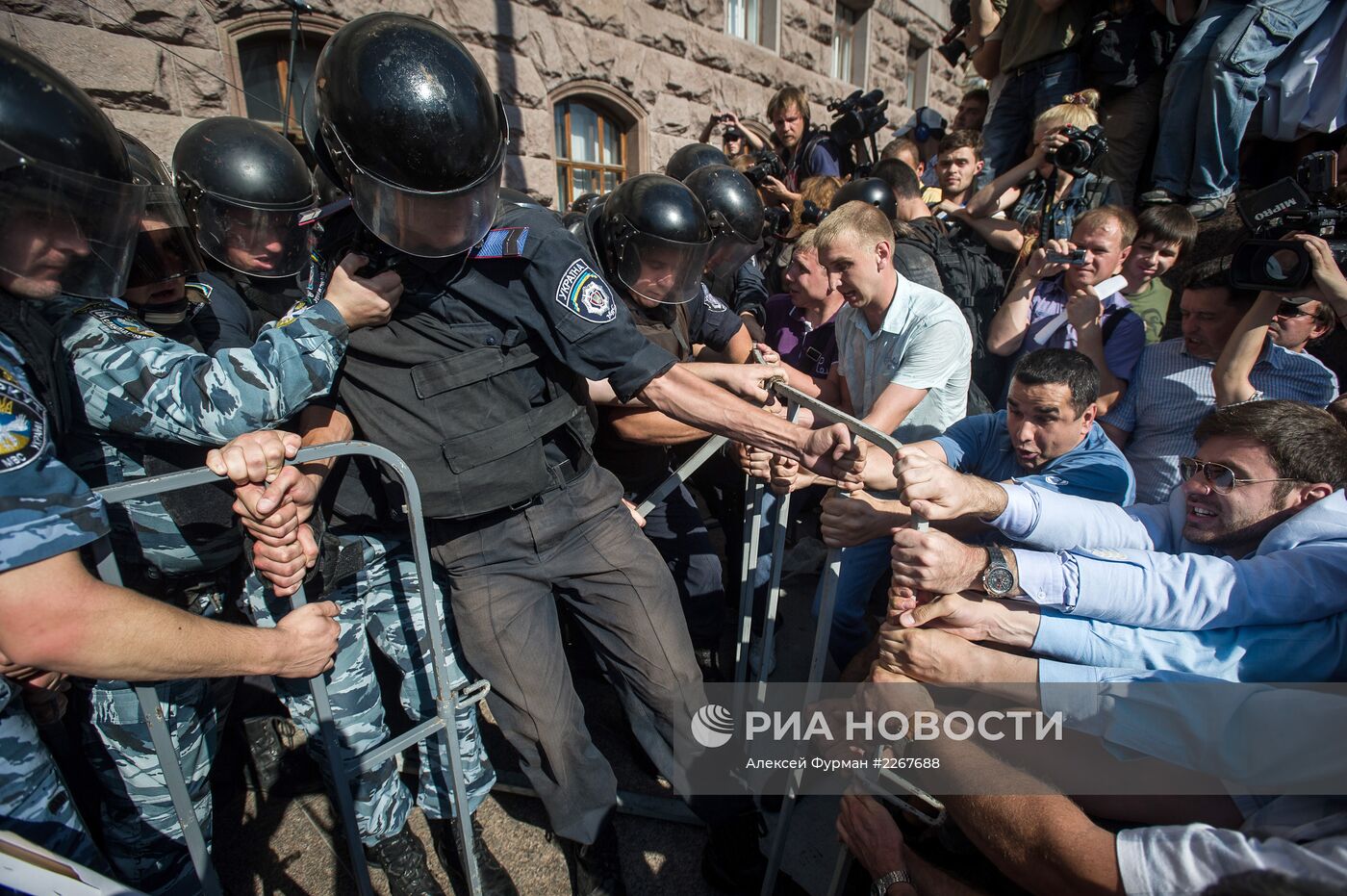 Депутаты от оппозиции штурмуют здание киевского Горсовета