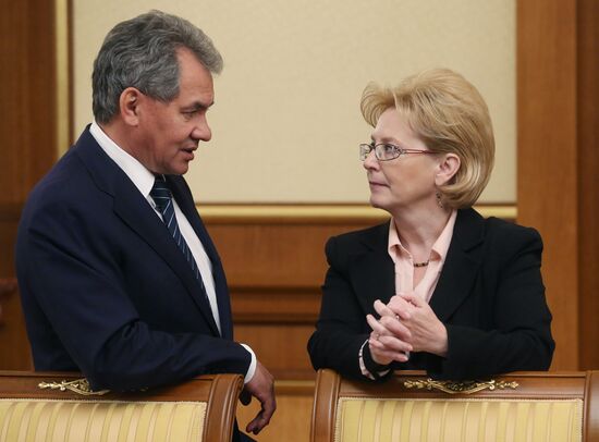 С.Шойгу и В.Скворцова на заседании правительства РФ