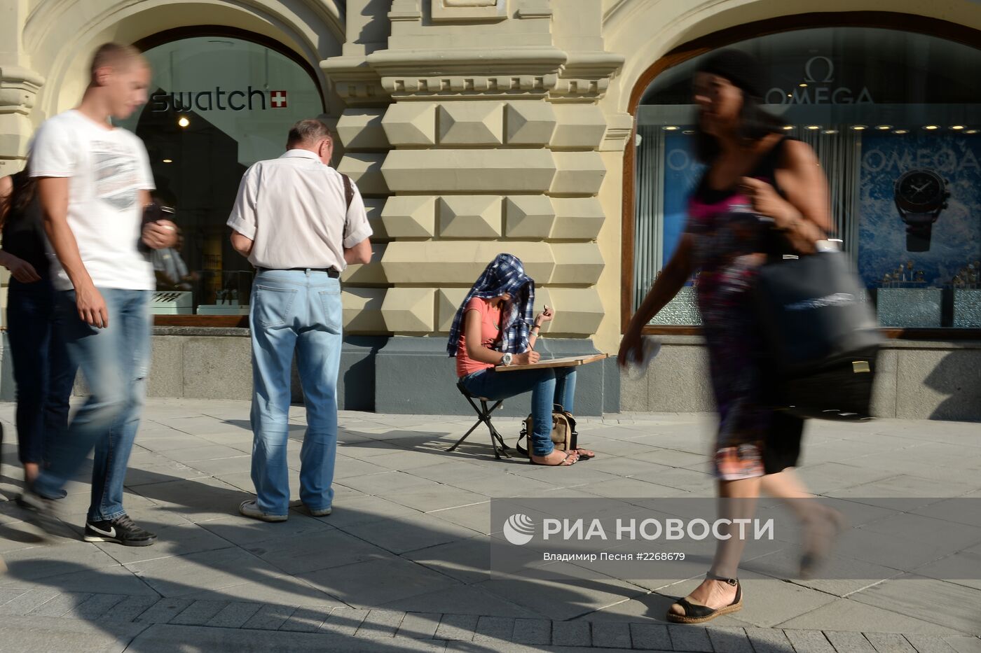 Пешеходная зона на Никольской улице в Москве