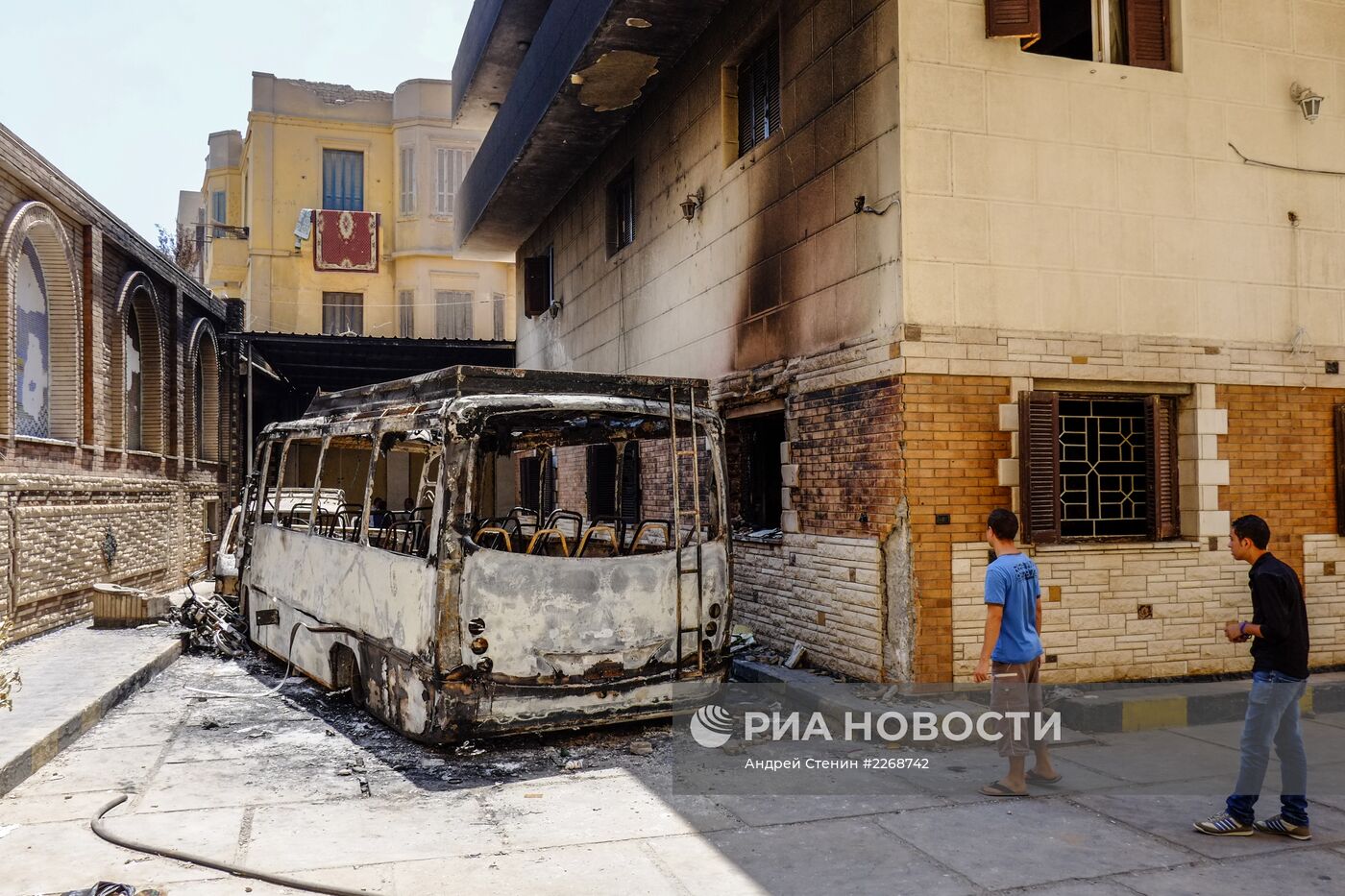 Сожженный автобус на одной из улиц в Минье