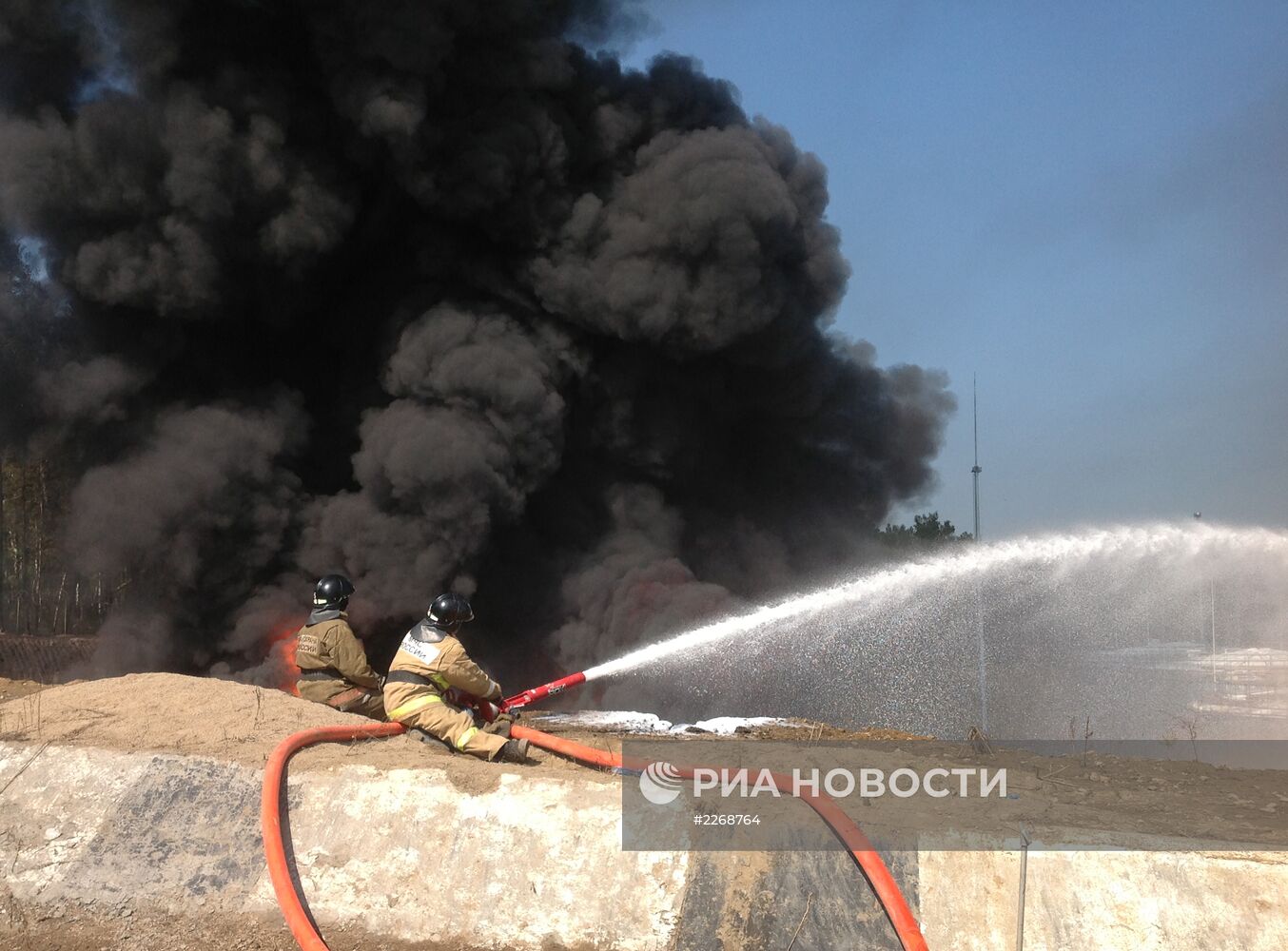 Пожар в нефтяном резервуаре в Иркутской области