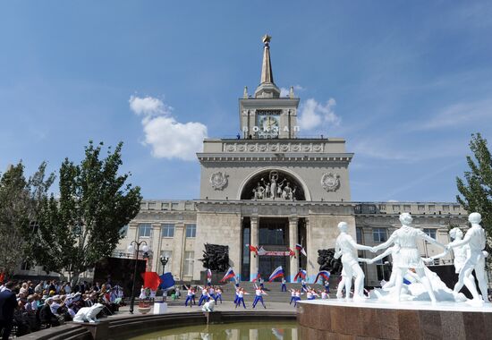 Церемония открытия воссозданного фонтана "Детский хоровод"