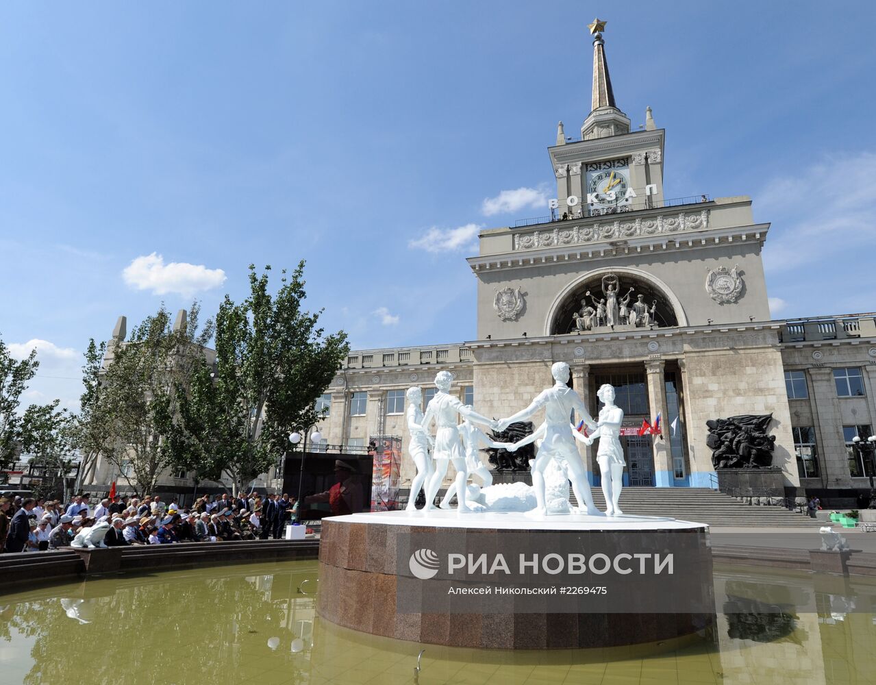 Церемония открытия воссозданного фонтана "Детский хоровод"