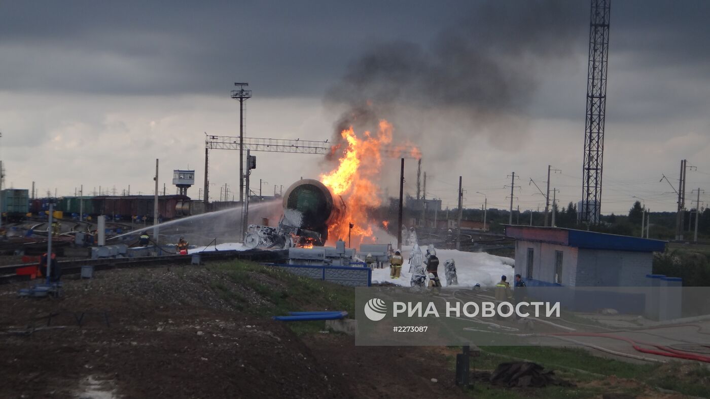 В Вологодской области загорелась цистерна с бензином