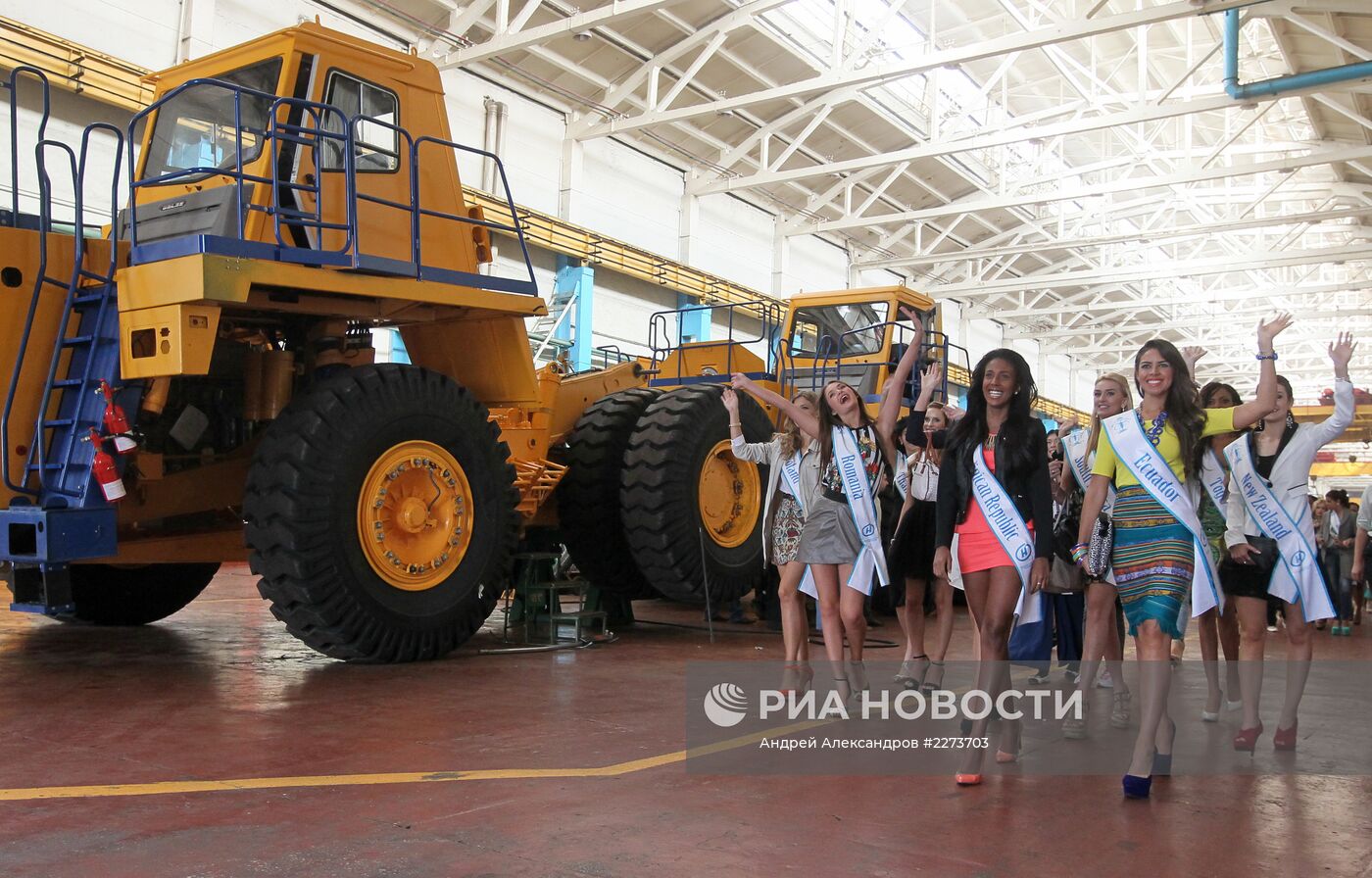 Участницы конкурса "Мисс Supranational-2013" на заводе БЕЛАЗ
