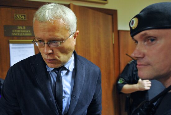 Перенос рассмотрения жалобы на приговор банкиру А.Лебедеву