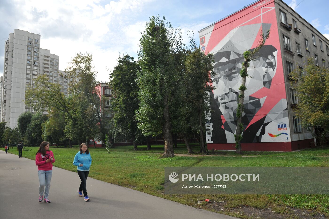 Граффити на фасадах домов в Москве