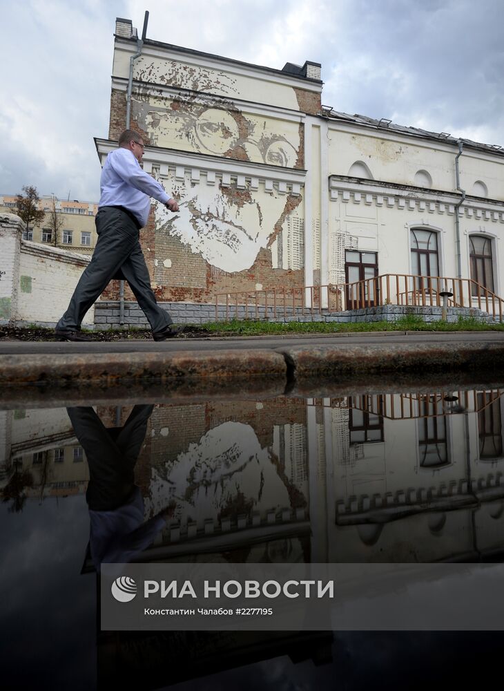 Граффити на фасадах домов в Москве