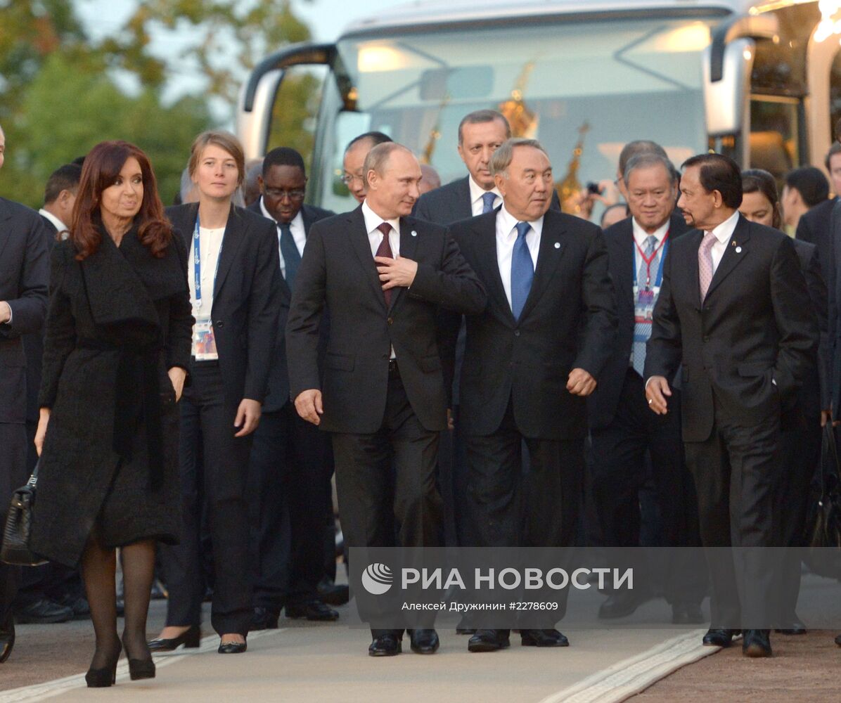 В.Путин прибыл на ужин с лидерами G20 в Петергоф
