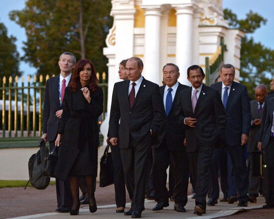 В.Путин прибыл на ужин с лидерами G20 в Петергоф