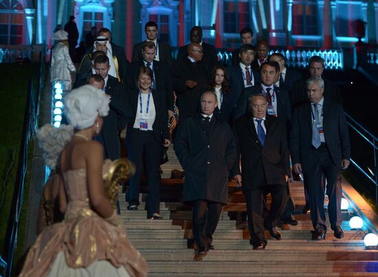 В.Путин на Водно-музыкальном шоу для гостей саммита G20