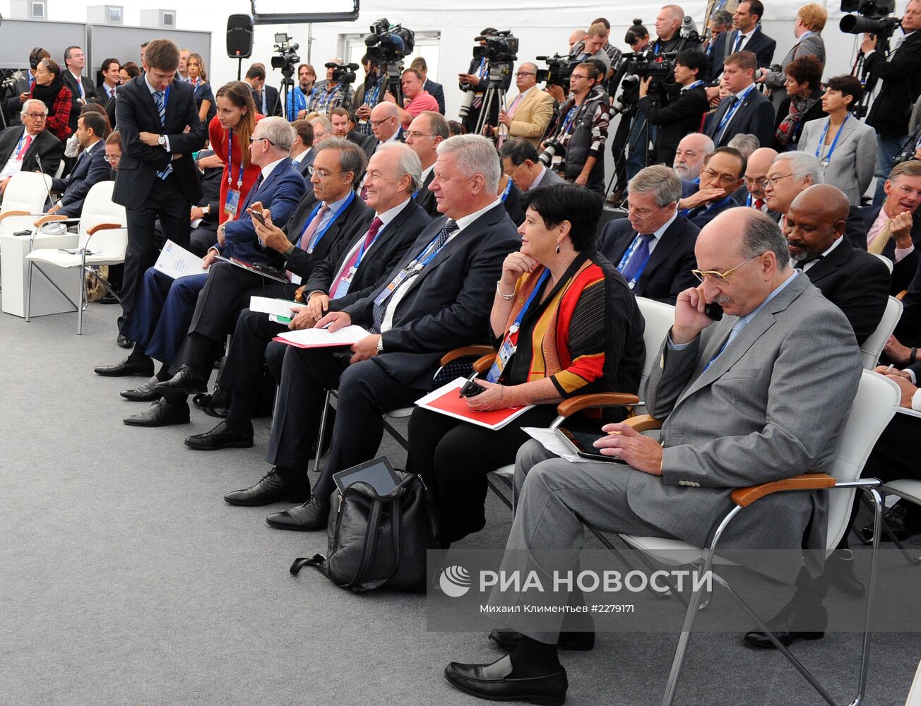 Встреча В. Путина с представителями деловых кругов и профсоюзов