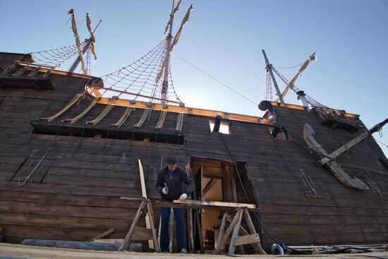 Строительство пиратского корабля "Черная жемчужина" в Хакасии