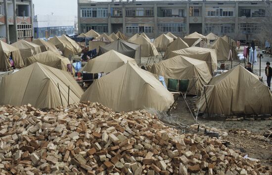 Палаточный городок в Газли после землетрясения