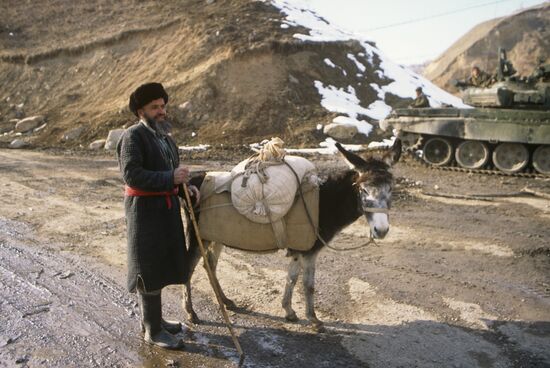 Житель Таджикистана с ослом
