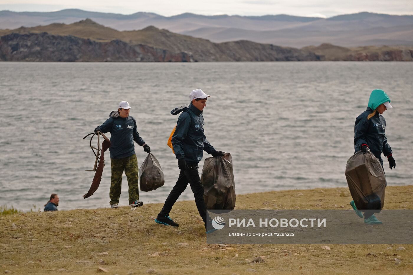 Акция по уборке мусора на Байкале