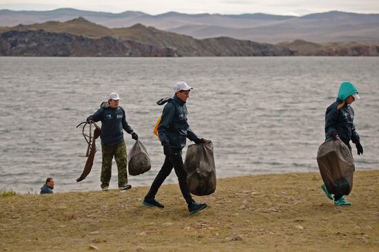 Акция по уборке мусора на Байкале