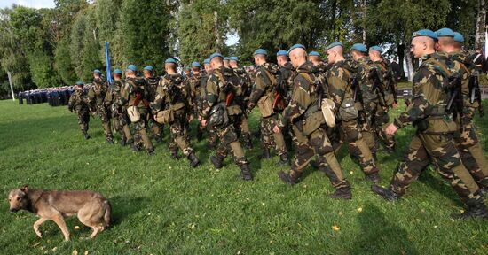 Прибытие белорусских десантников на учения "Запад-2013"