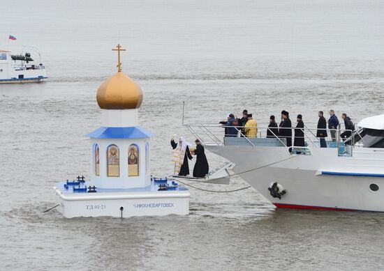 Освящение плавучей часовни на месте слияния Иртыша и Оби