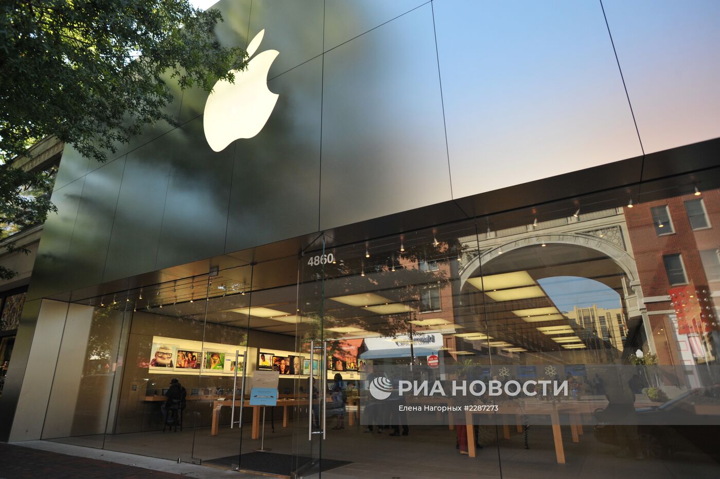 Старт продаж cмартфонов iPhone 5s и iPhone 5c в США