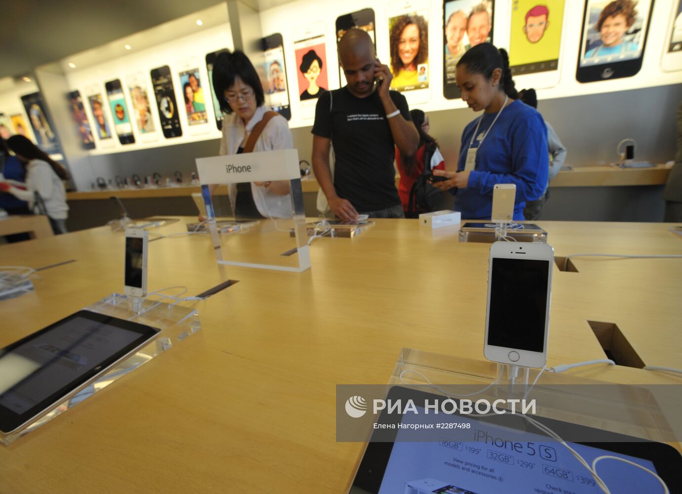 Старт продаж cмартфонов iPhone 5s и iPhone 5c в США