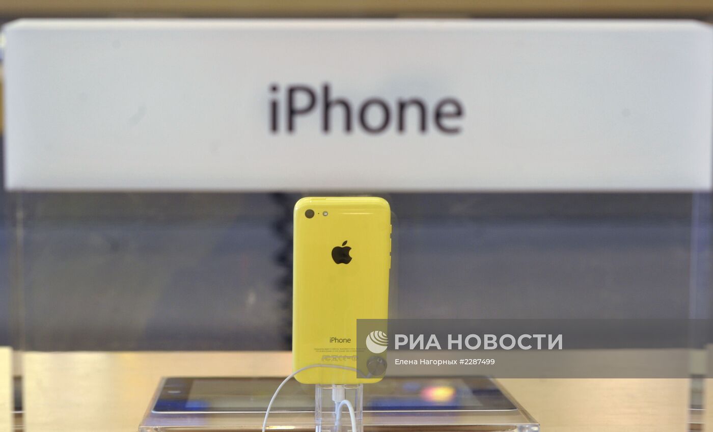 Старт продаж cмартфонов iPhone 5s и iPhone 5c в США | РИА Новости Медиабанк