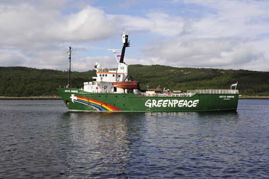 Судно Greenpeace "Арктик Санрайз" задержано пограничниками РФ