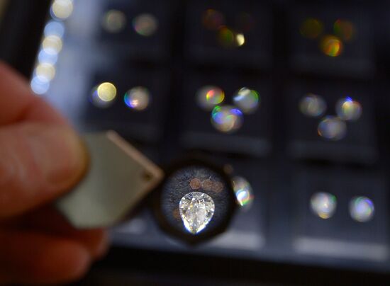 Производство бриллиантов на "ПО "Кристалл" в Смоленске