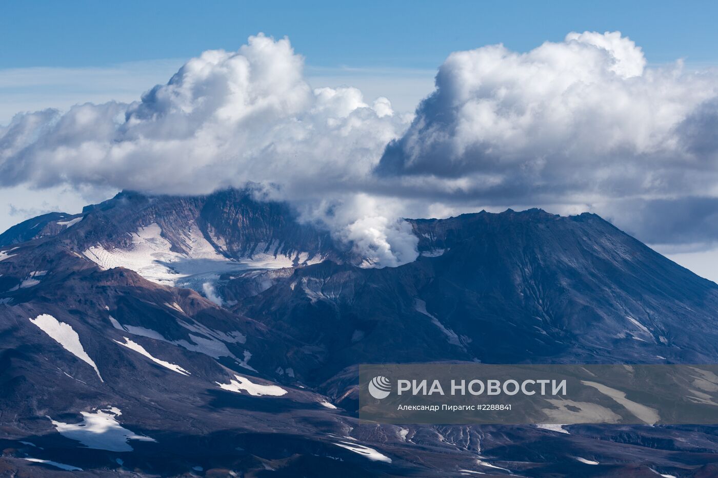Вулканы Мутновский и Горелый на Камчатке