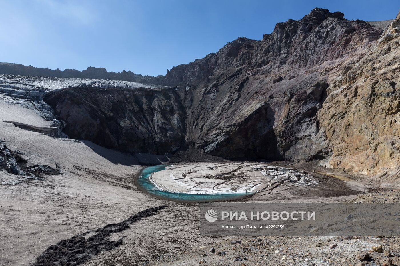 Вулканы Мутновский и Горелый на Камчатке