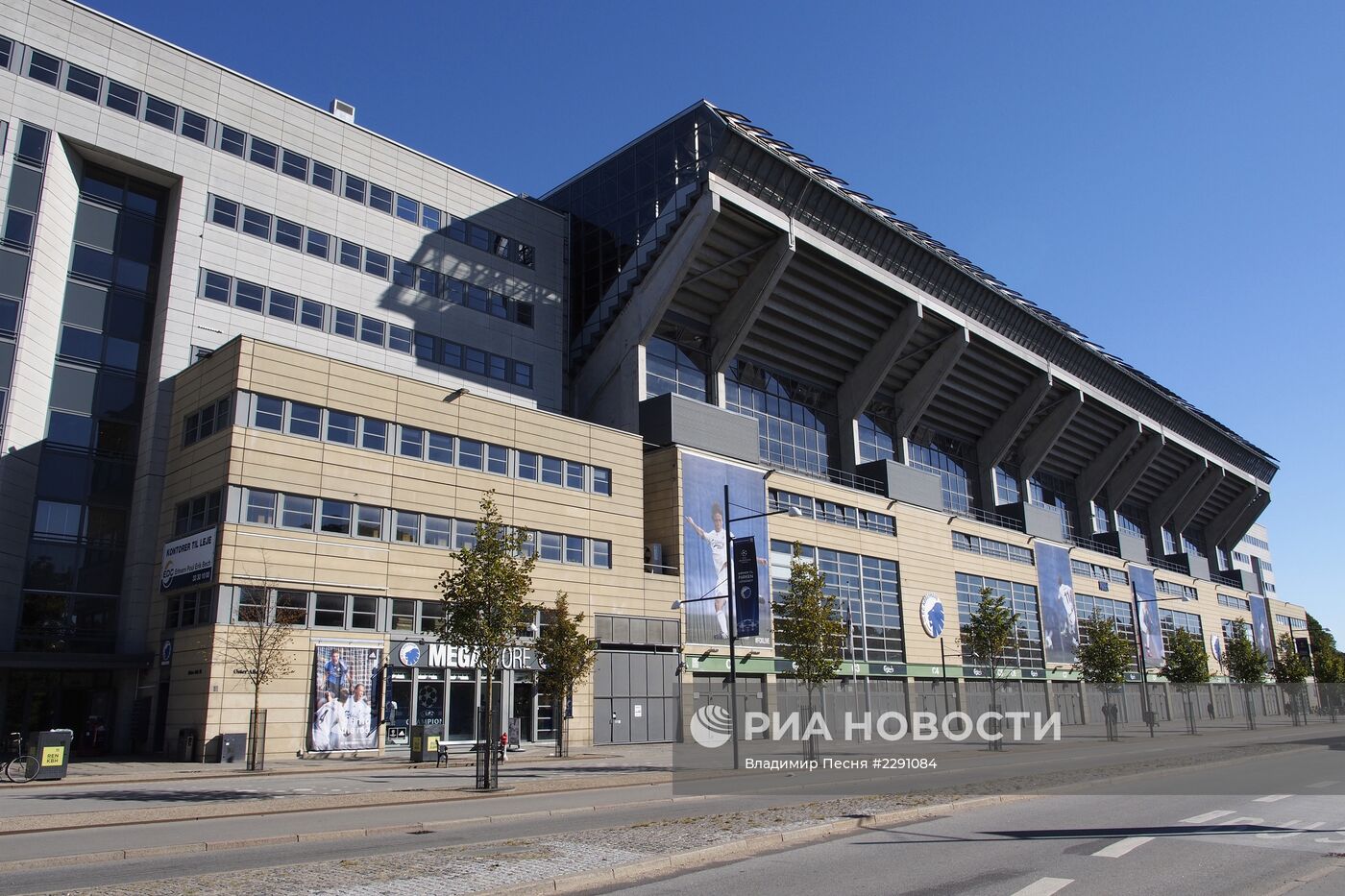 Подготовка футбольного стадиона "Арена Паркен" к финалу чемпионата Европы по волейболу
