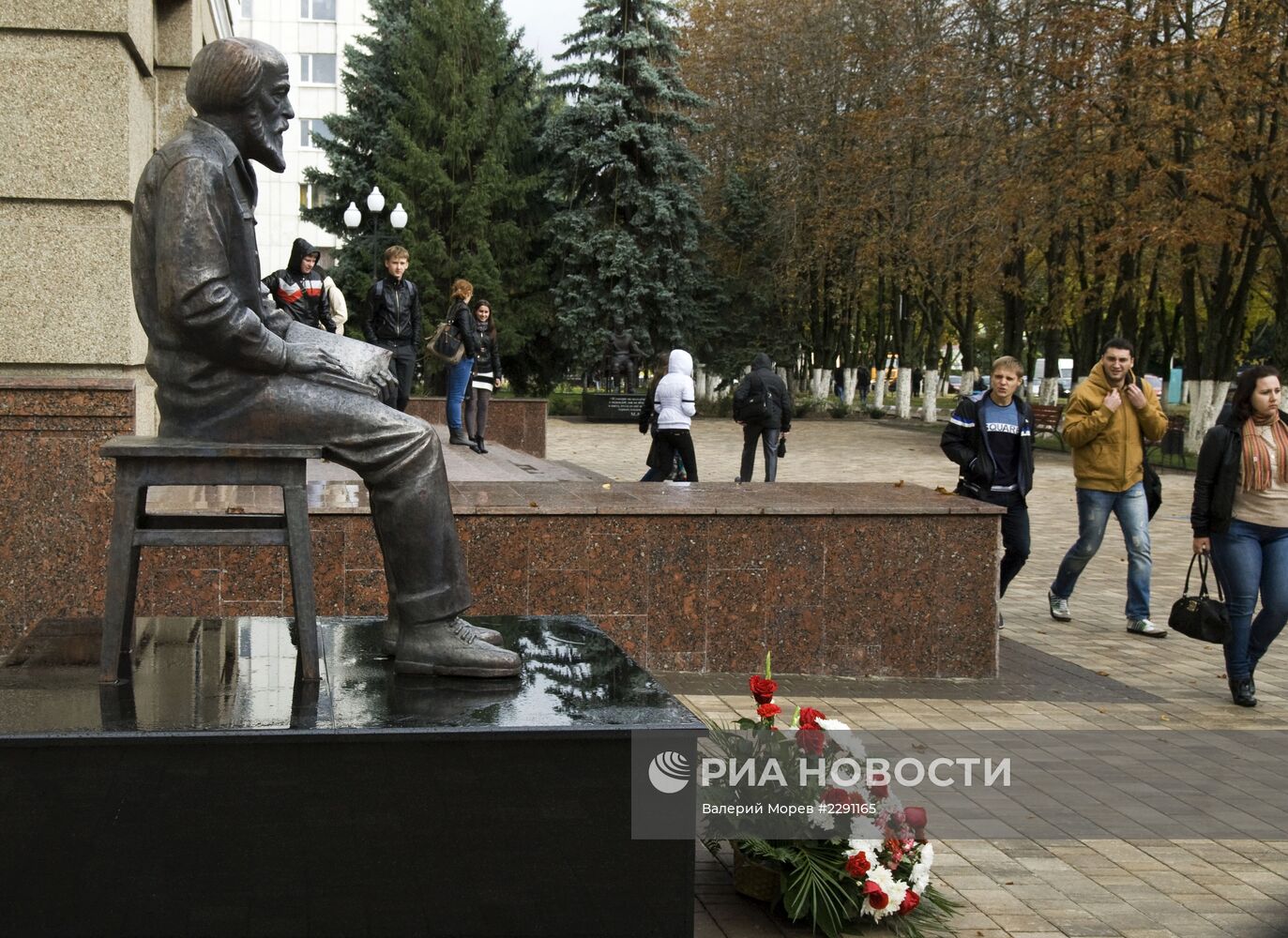 Первый в России памятник Александру Солженицыну открыли в Белгороде