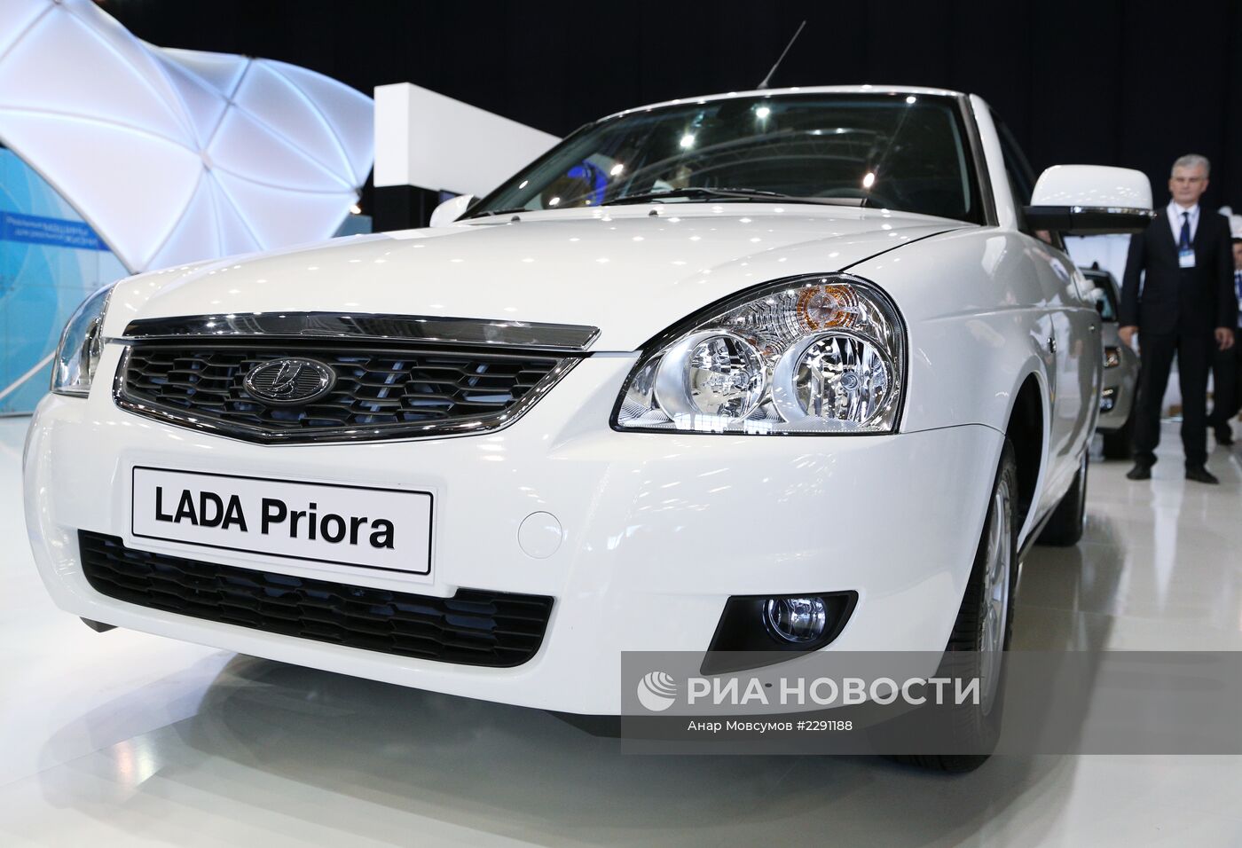 Премьера обновленной модели Lada Priora на автосалоне "MOTOREXPO 2013" в Тольятти