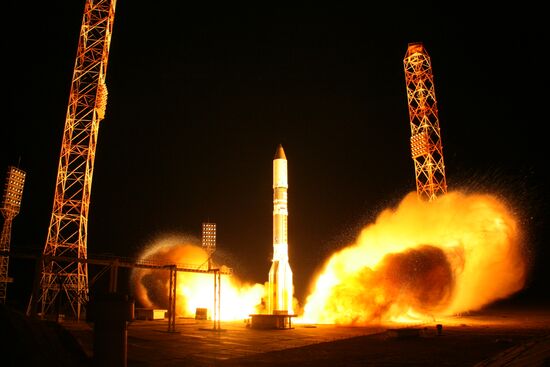 Запуск ракеты-носителя "Протон-М" со спутником связи "Астра-2Е"