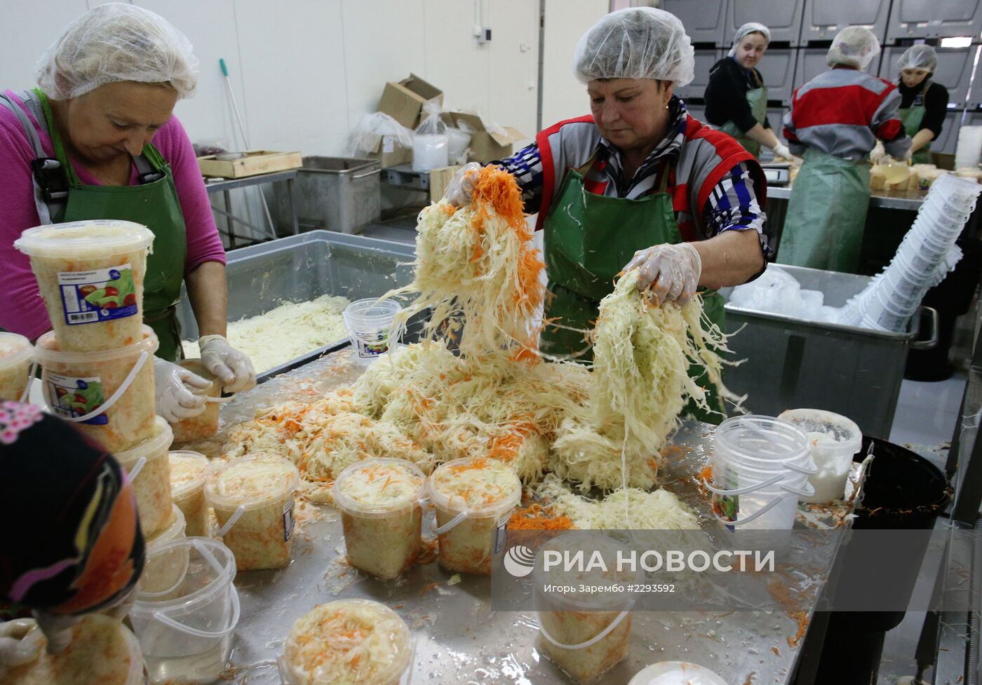 Производство овощных консервов на фабрике в Калининграде