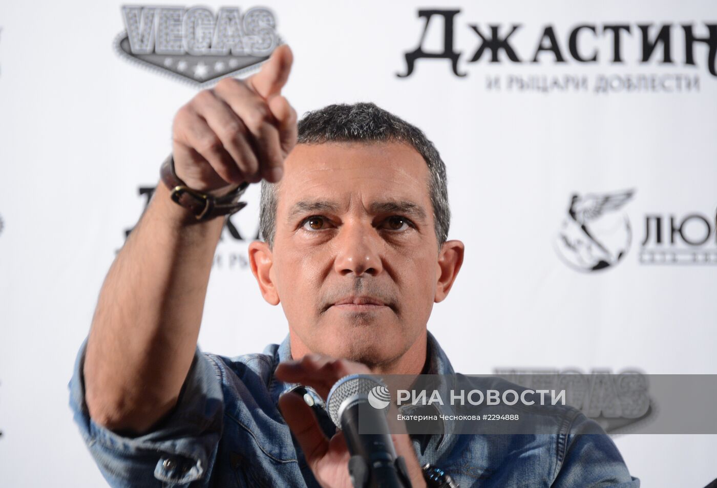 Церемония закладки именной звезды Антонио Бандераса