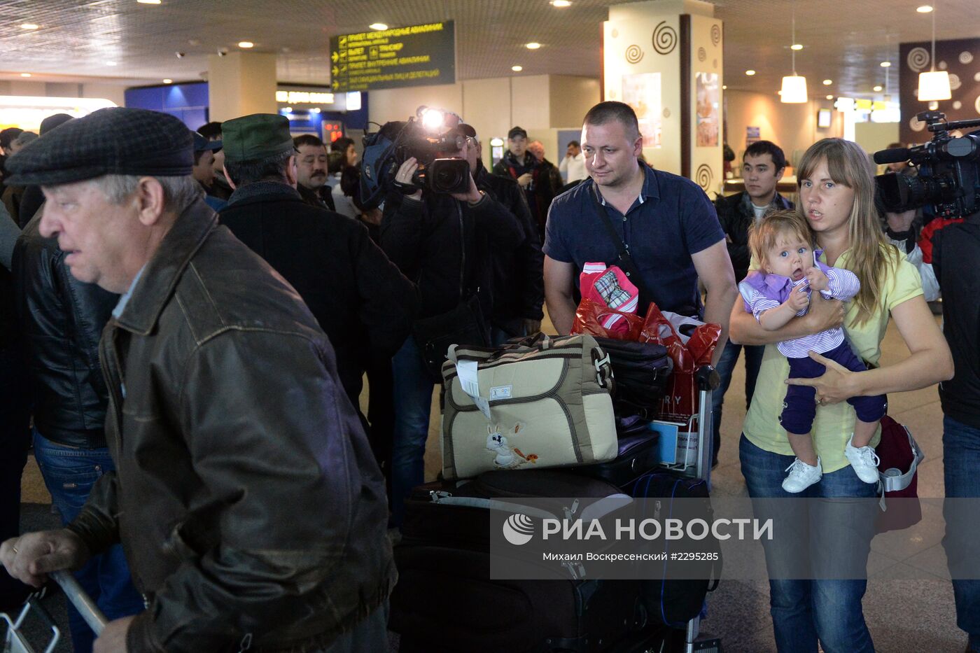 Эвакуированные из Триполи российские дипломаты прибыли в "Домодедово"