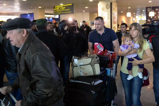 Эвакуированные из Триполи российские дипломаты прибыли в "Домодедово"