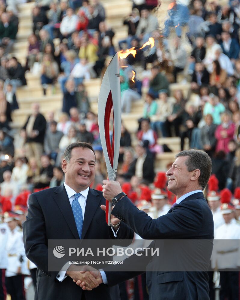 Церемония передачи Олимпийского огня Оргкомитету "Сочи 2014"