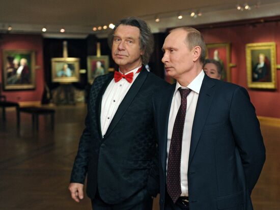 В.Путин посетил выставку художника А.Шилова